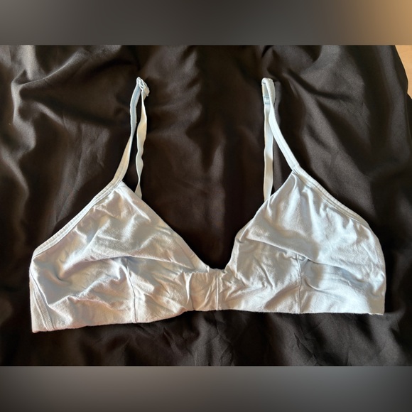 Everlane 1 White & 1 light blue bra - Picture 3 of 4